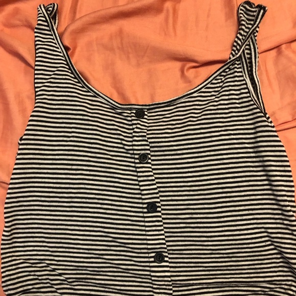 cute crop top 🖤 - Picture 3 of 4